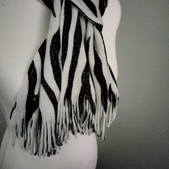 Talla Unica Zebra Print Winter Scarf and Matching Beanie - Picture 7 of 10